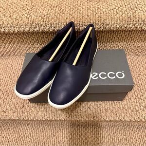 NIB ECCO Simpil Women's Leather Slip-On Sneaker Navy/ Marine Sz EU 39 / US 8-8.5